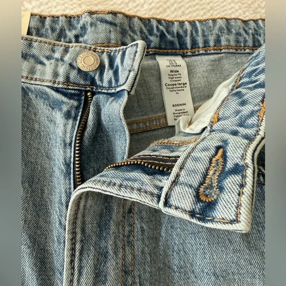NWT H&M Light washed high waisted Wide leg cropped jeans size 12 - Picture 3 of 10